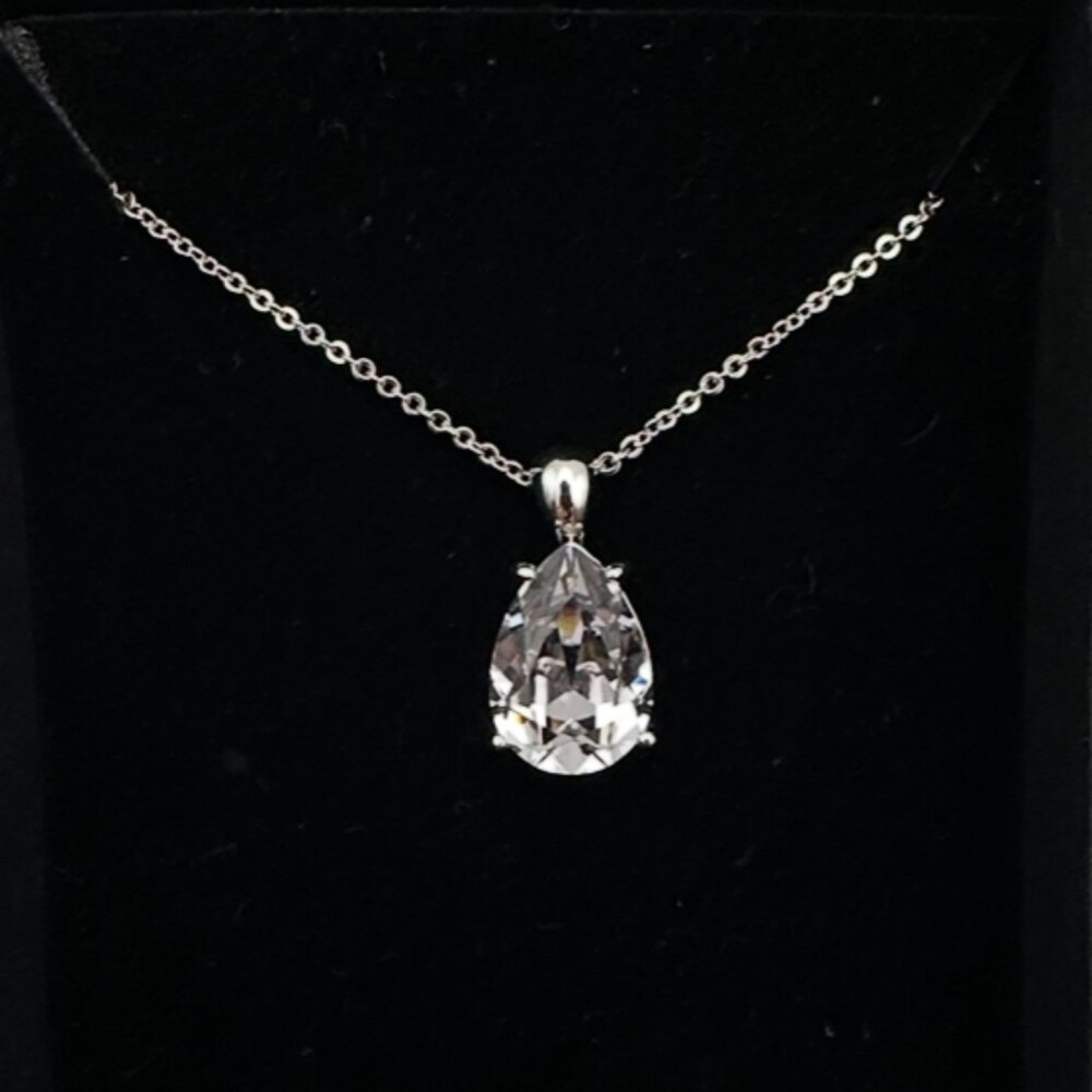 NWOT Faux diamond pendant necklace